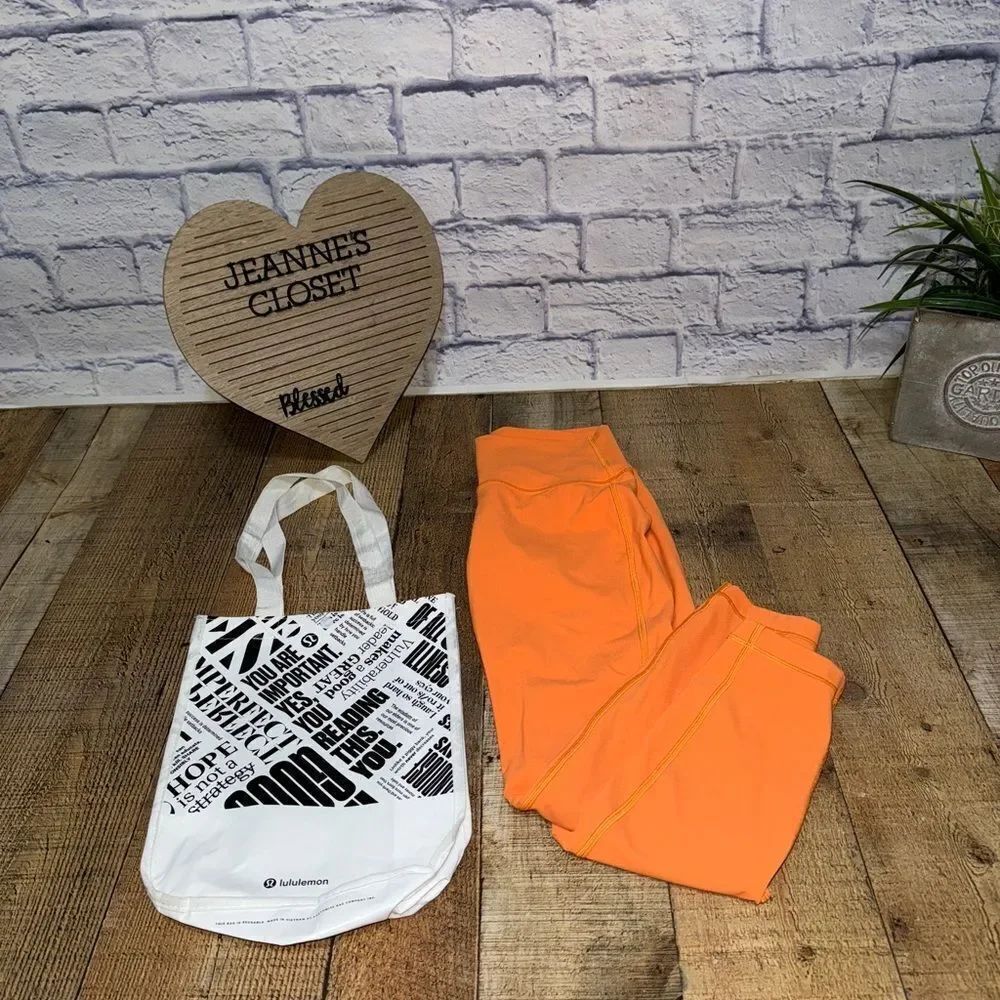 Lululemon Wunder Under High-Rise Tight 25"
Orange Soda size 6
